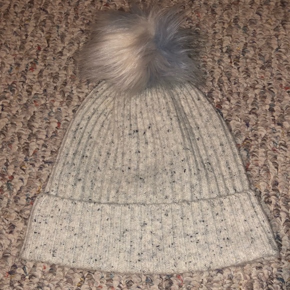 American Eagle Outfitters Accessories - 💜3/$15 AEO oatmeal beanie with blue pom